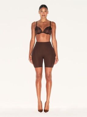 SKIMS Body Hip Padded Shaping/Enhancing Mid Thigh Shorts